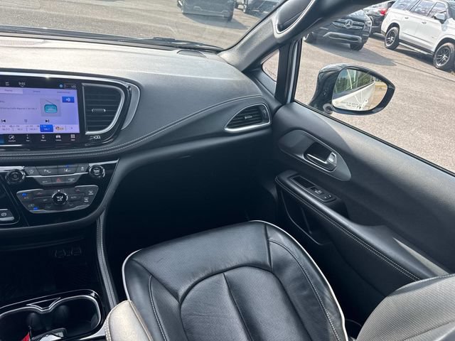 Used 2025 Chrysler Pacifica Limited FWD image 21