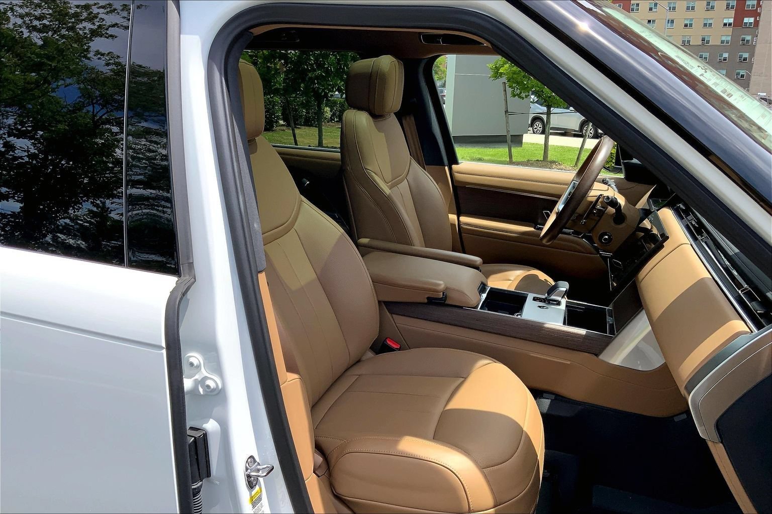Certified 2025 Land Rover Range Rover Long Wheelbase SE AWD/4WD image 8