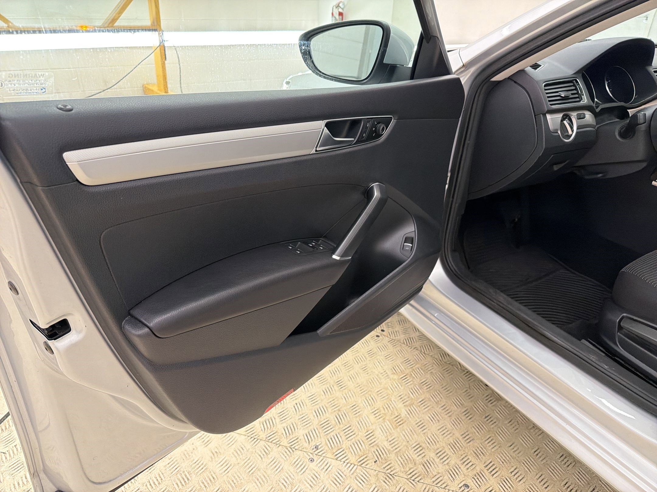 Used 2016 Volkswagen Passat 1.8T R-Line image 5