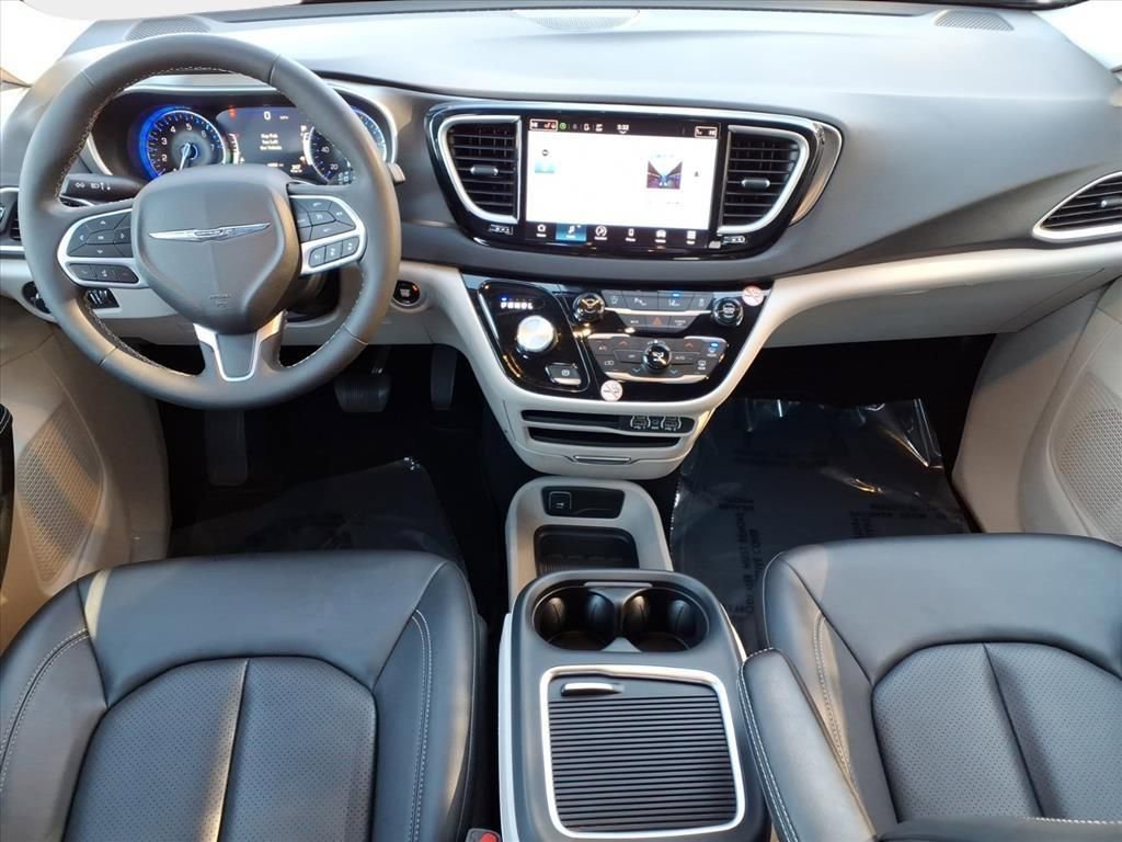 Certified 2024 Chrysler Pacifica Touring-L image 17