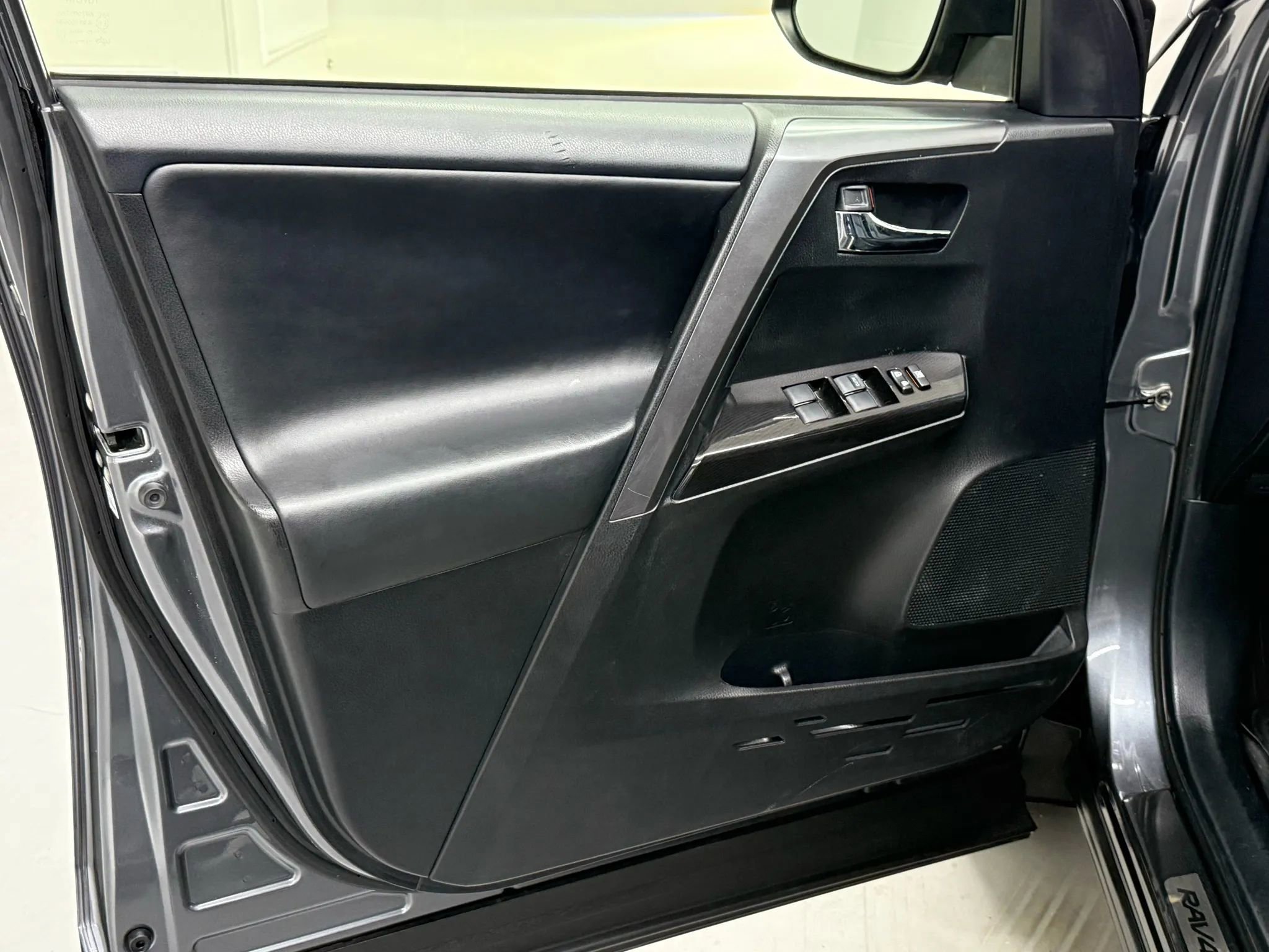 Used 2017 Toyota RAV4 SE w/ Advanced Technology Package image 30