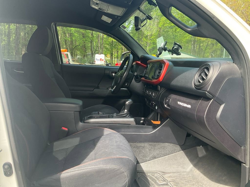 Used 2017 Toyota Tacoma TRD Sport image 12