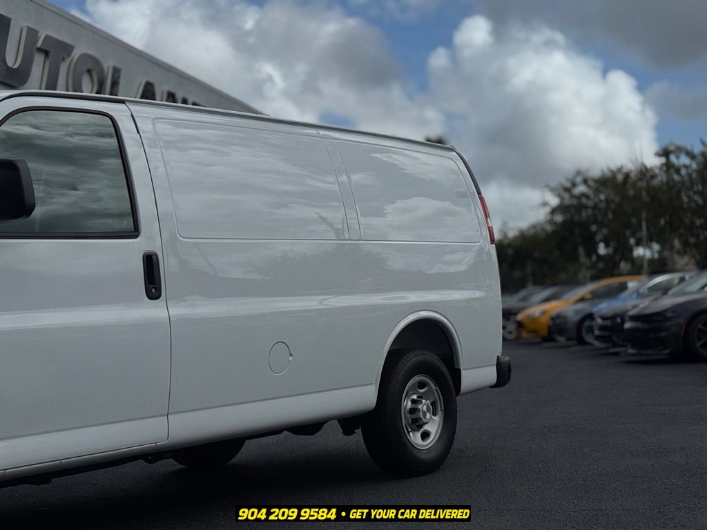 Used 2026 Chevrolet Express 2500 w/ Driver Convenience Package RWD image 3