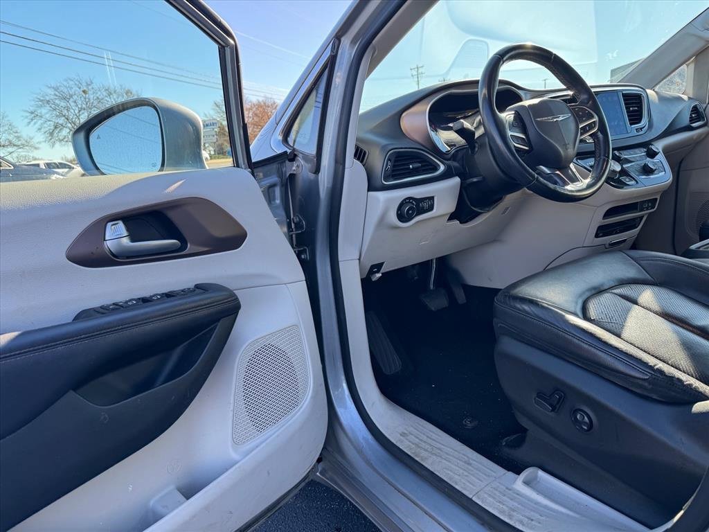 Used 2018 Chrysler Pacifica Touring-L Plus w/ Advanced Safetytec Group image 13