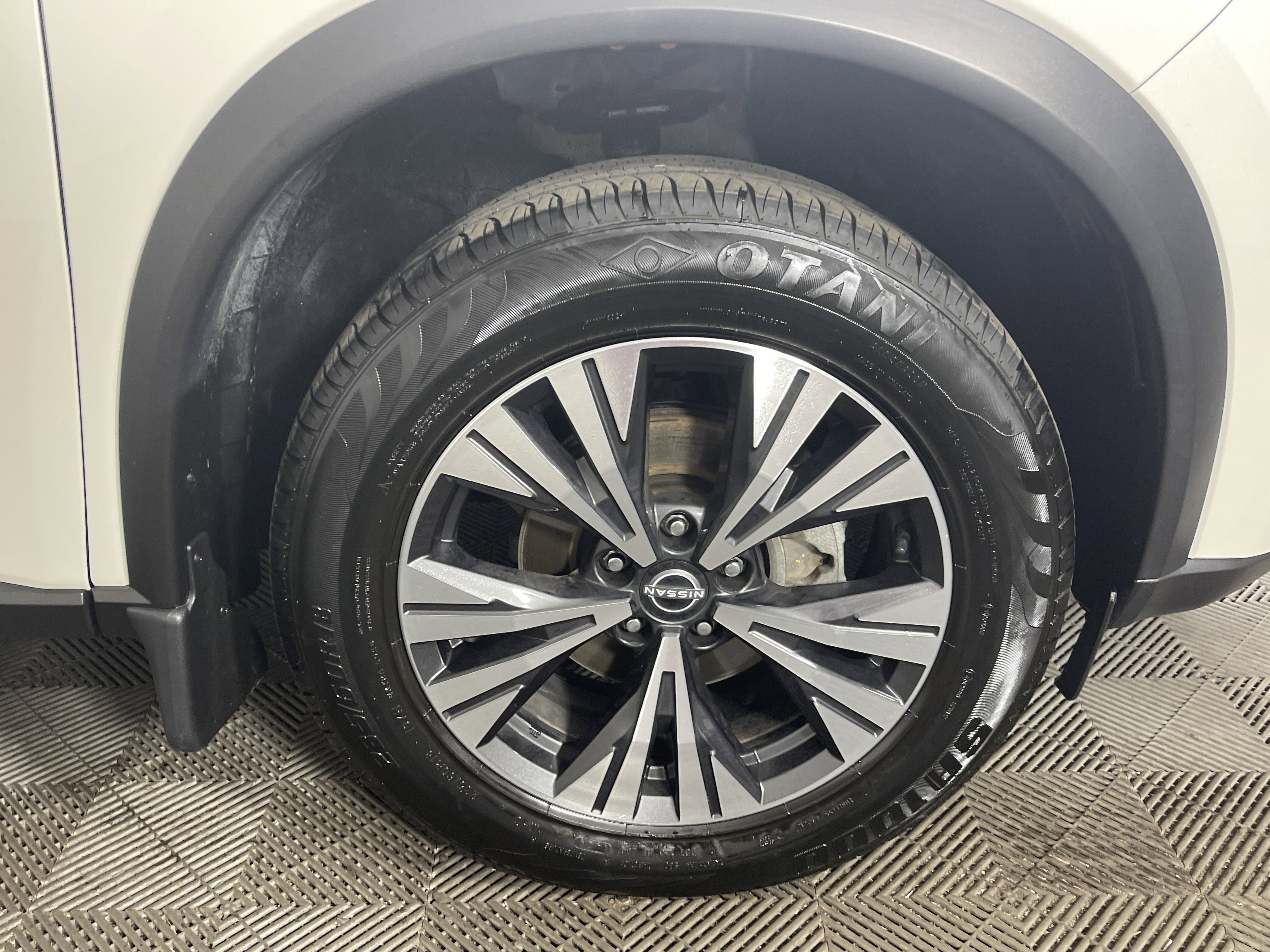 Used 2023 Nissan Rogue SV image 7