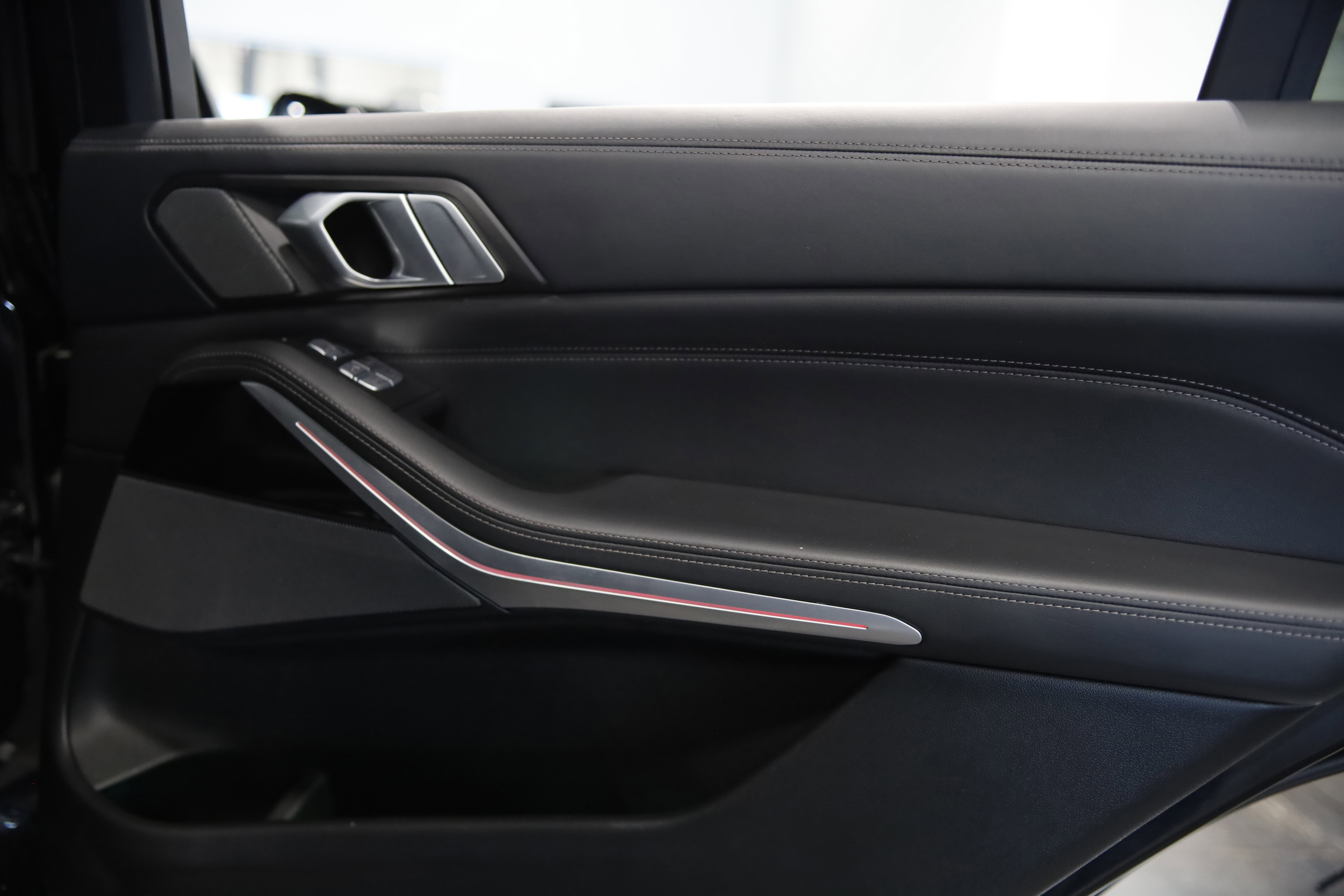 Used 2022 BMW X7 M50i w/ Dynamic Handling Package image 35