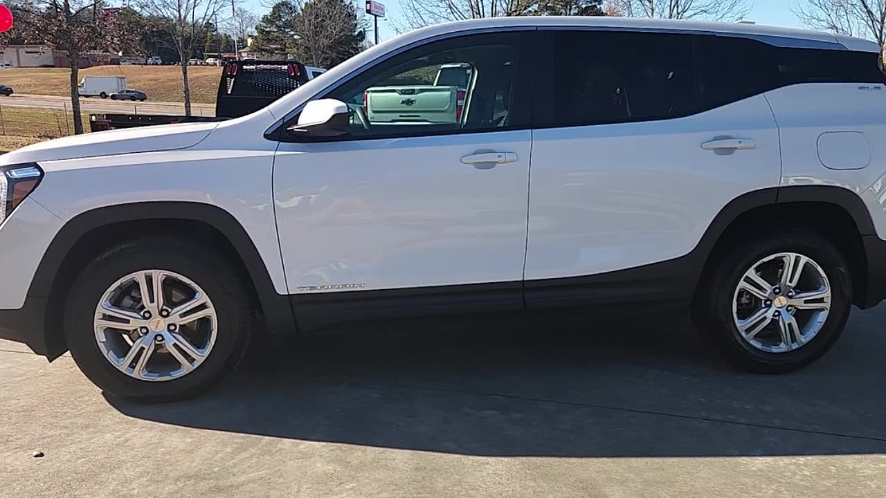 Used 2024 GMC Terrain SLE image 4