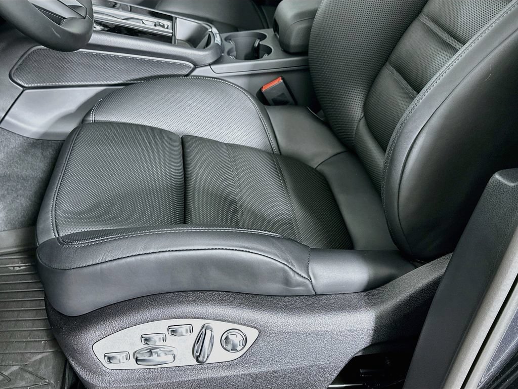 Certified 2026 Porsche Macan AWD/4WD image 22