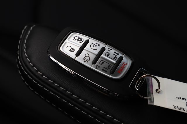 Used 2026 Chrysler Pacifica Select image 37