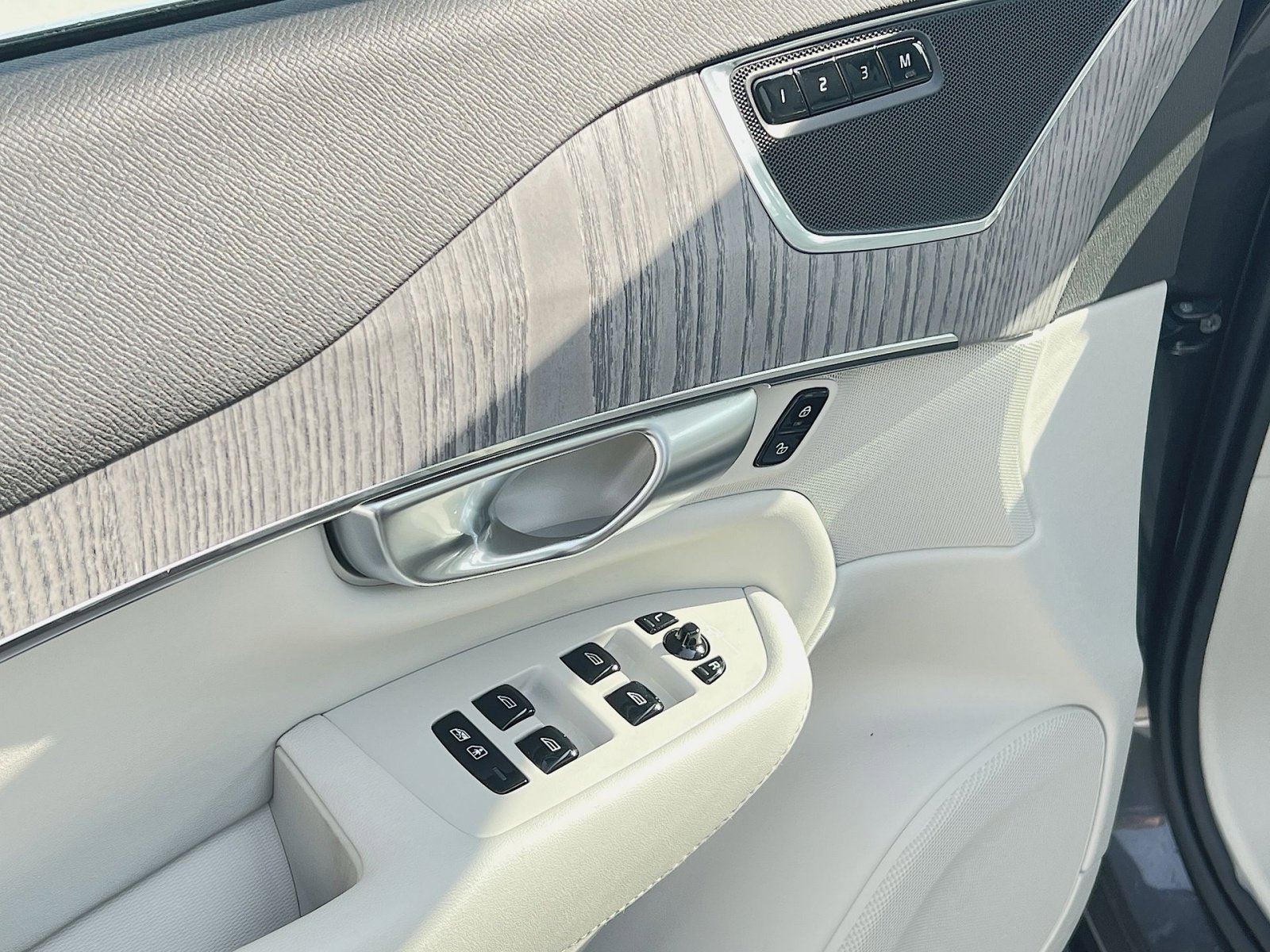 Used 2024 Volvo XC90 B6 Plus w/ Protection Package image 15