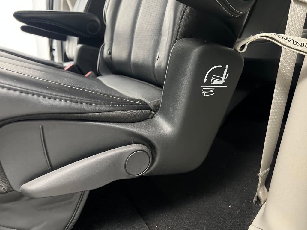 Used 2024 Chrysler Pacifica Touring-L image 14