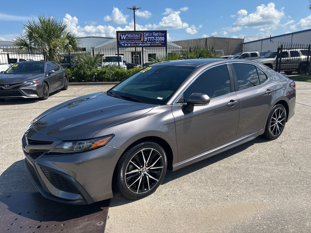 Used 2022 Toyota Camry SE image 1