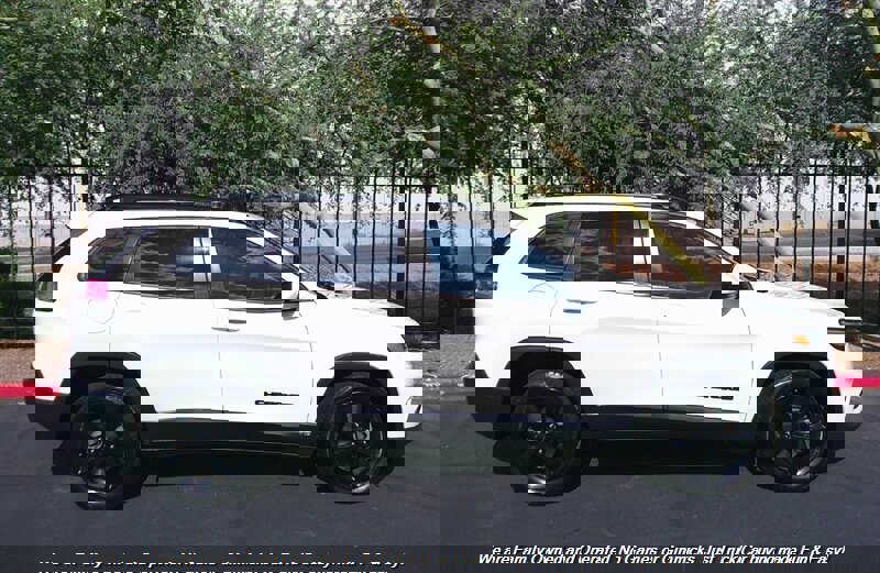 Used 2019 Jeep Cherokee Latitude Plus image 5