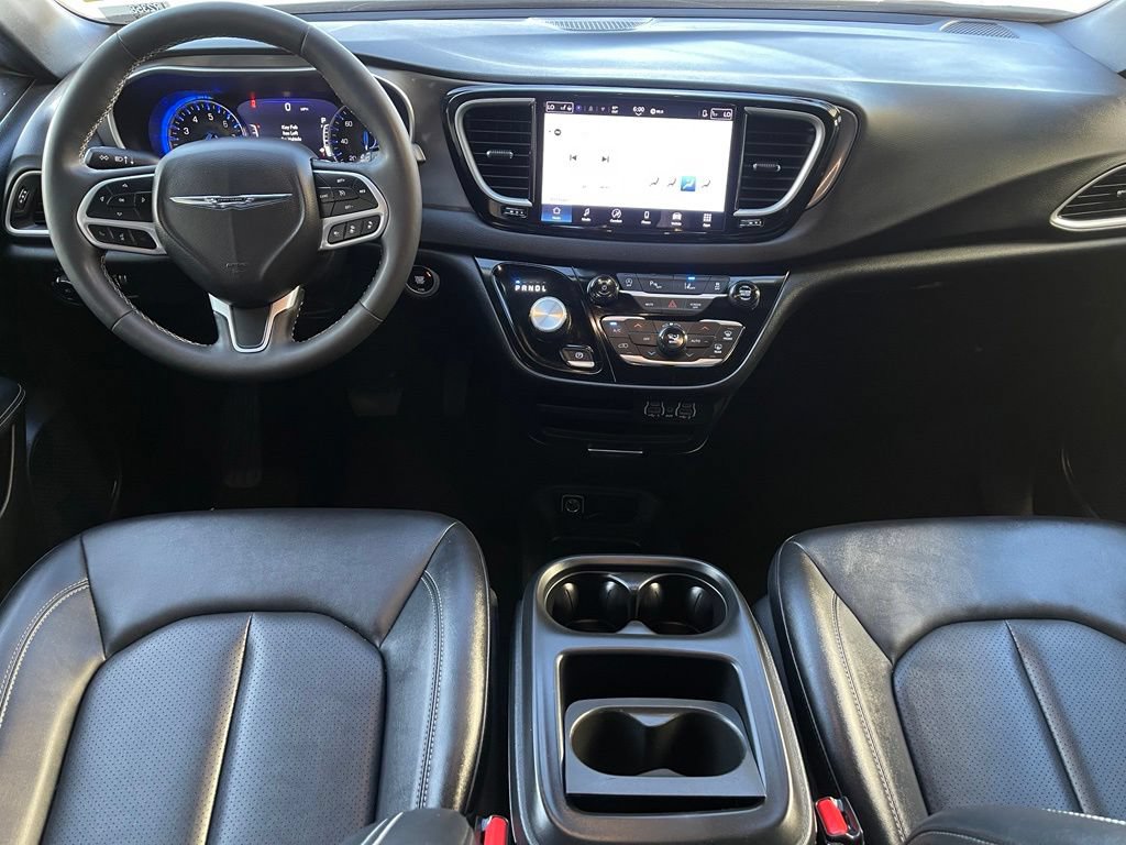 Used 2025 Chrysler Pacifica Select FWD image 16