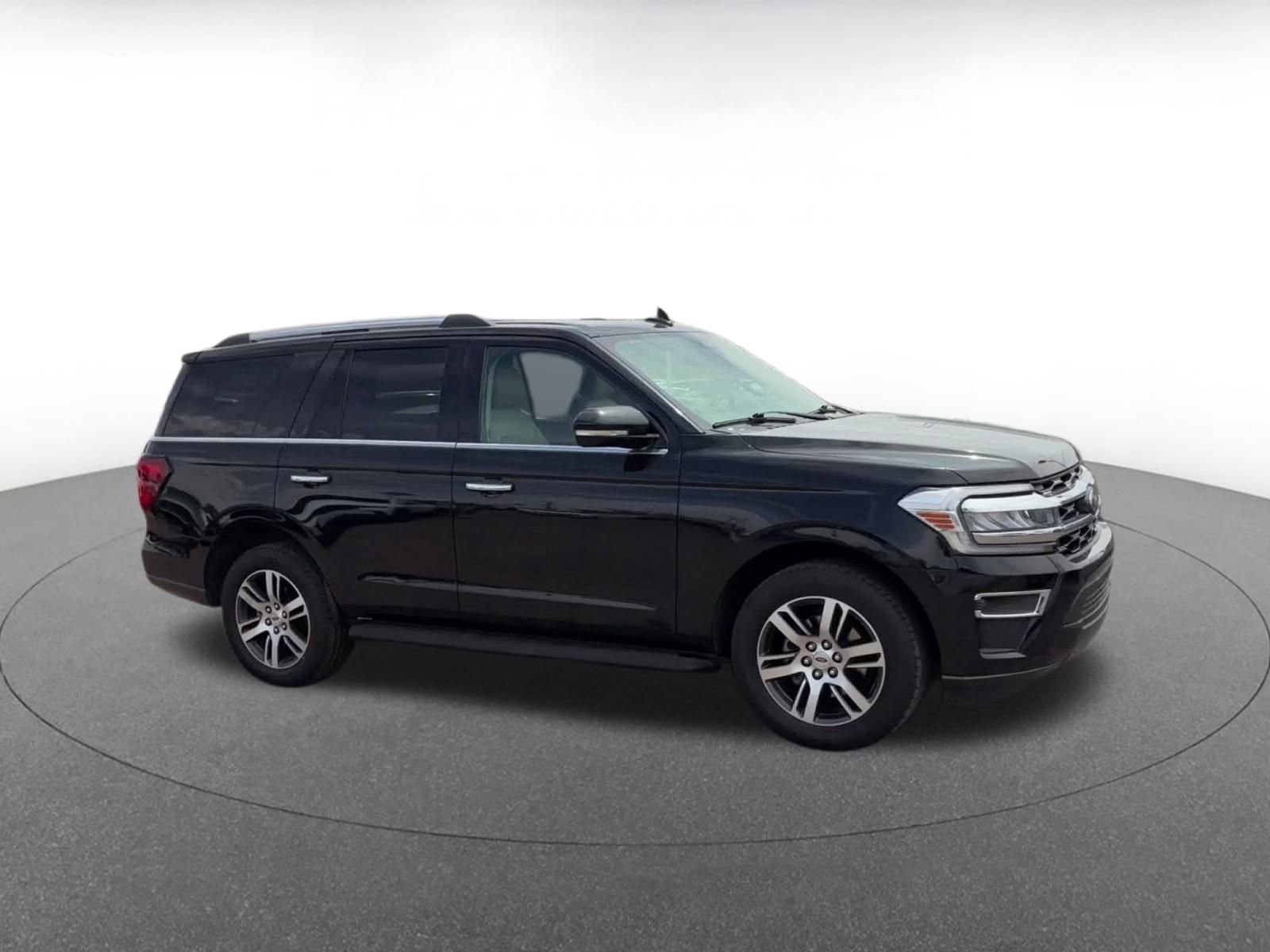 Used 2024 Ford Expedition Limited RWD image 2