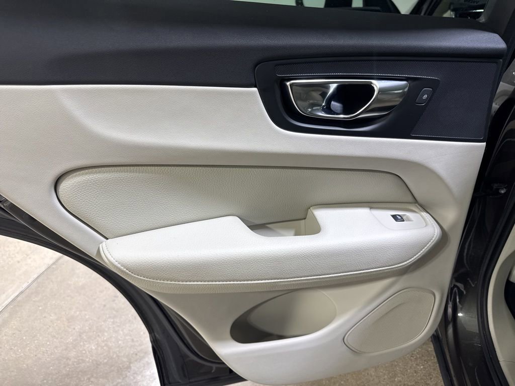 Used 2020 Volvo XC60 T5 Momentum w/ Protection Package image 20