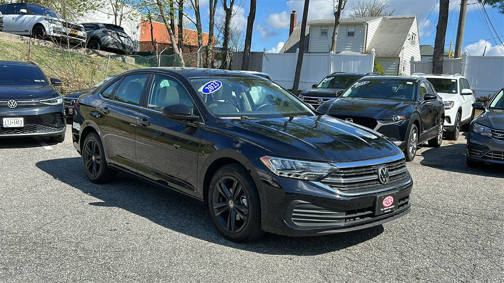 Used 2023 Volkswagen Jetta SE w/ Panoramic Sunroof Package FWD image 2