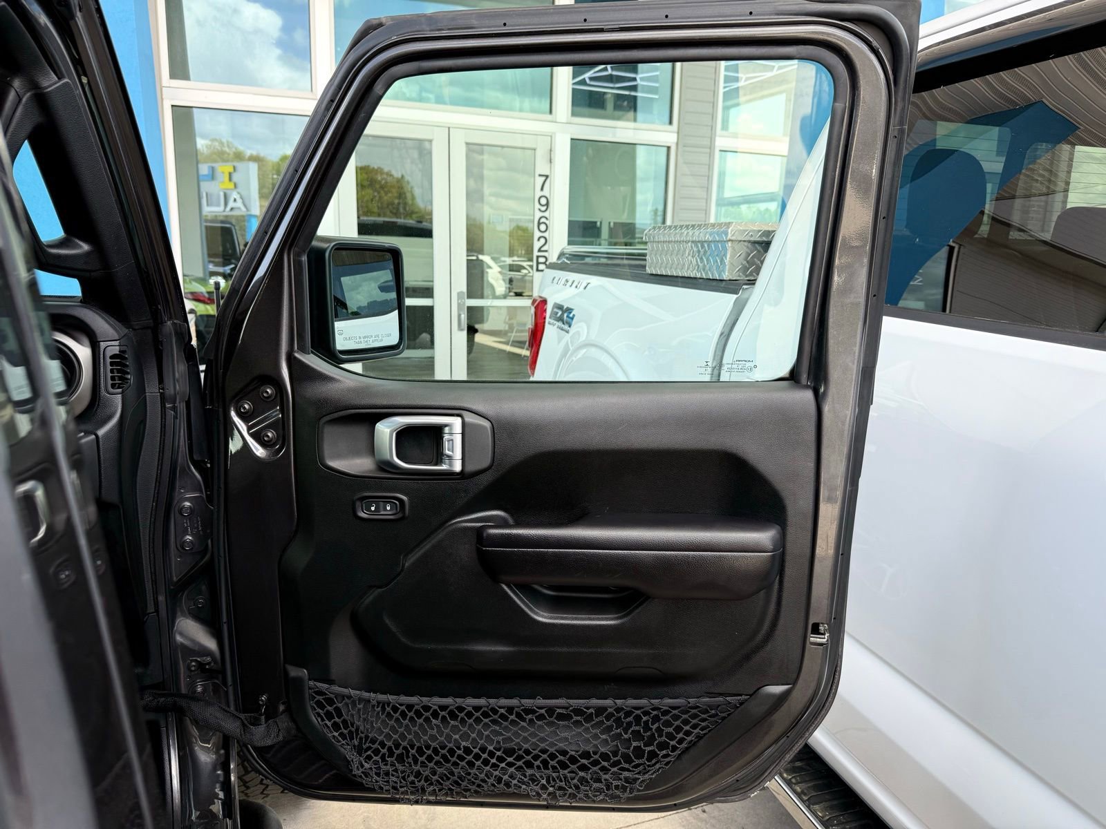 Used 2018 Jeep Wrangler Unlimited Sport S image 32