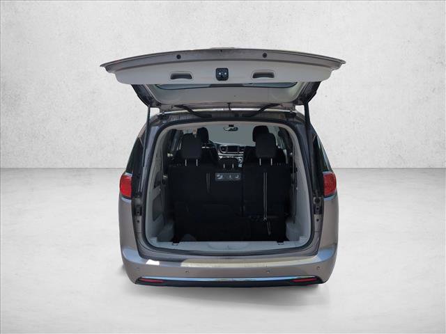 Used 2018 Chrysler Pacifica Touring-L FWD image 6