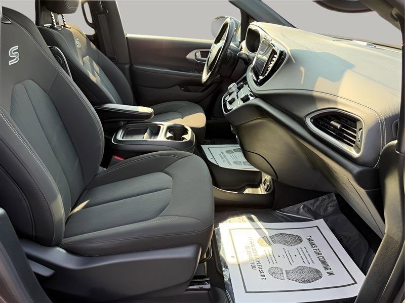 Used 2021 Chrysler Pacifica Touring w/ Uconnect Theater Family Group image 26