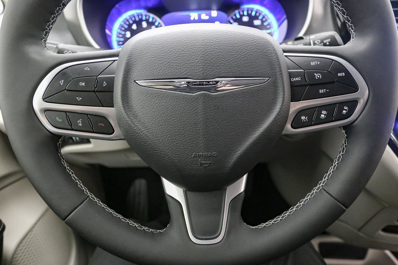 Used 2022 Chrysler Pacifica Touring-L image 34