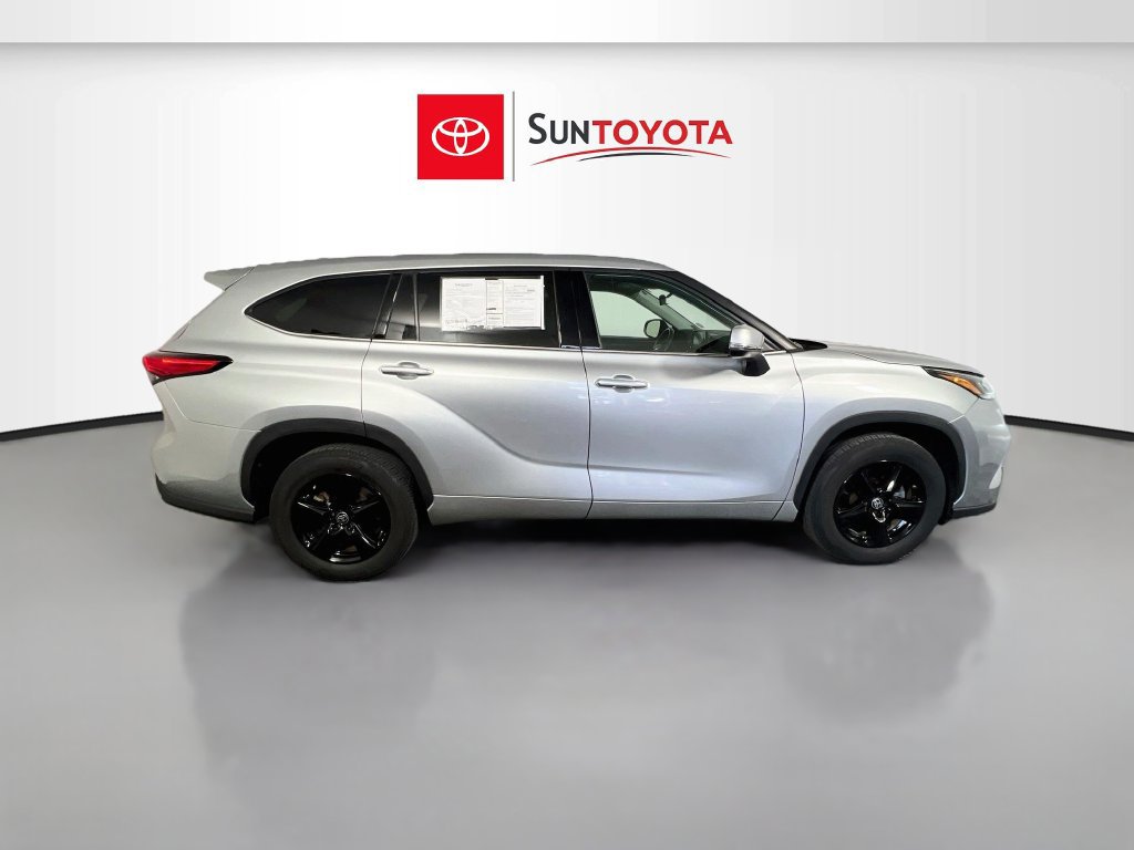 Used 2021 Toyota Highlander LE FWD image 2