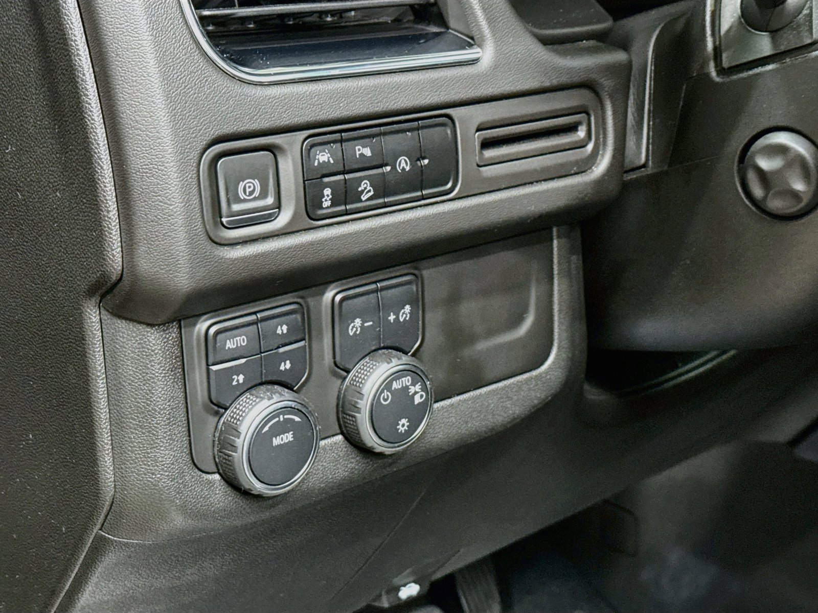 Used 2023 Chevrolet Tahoe Premier AWD/4WD image 13