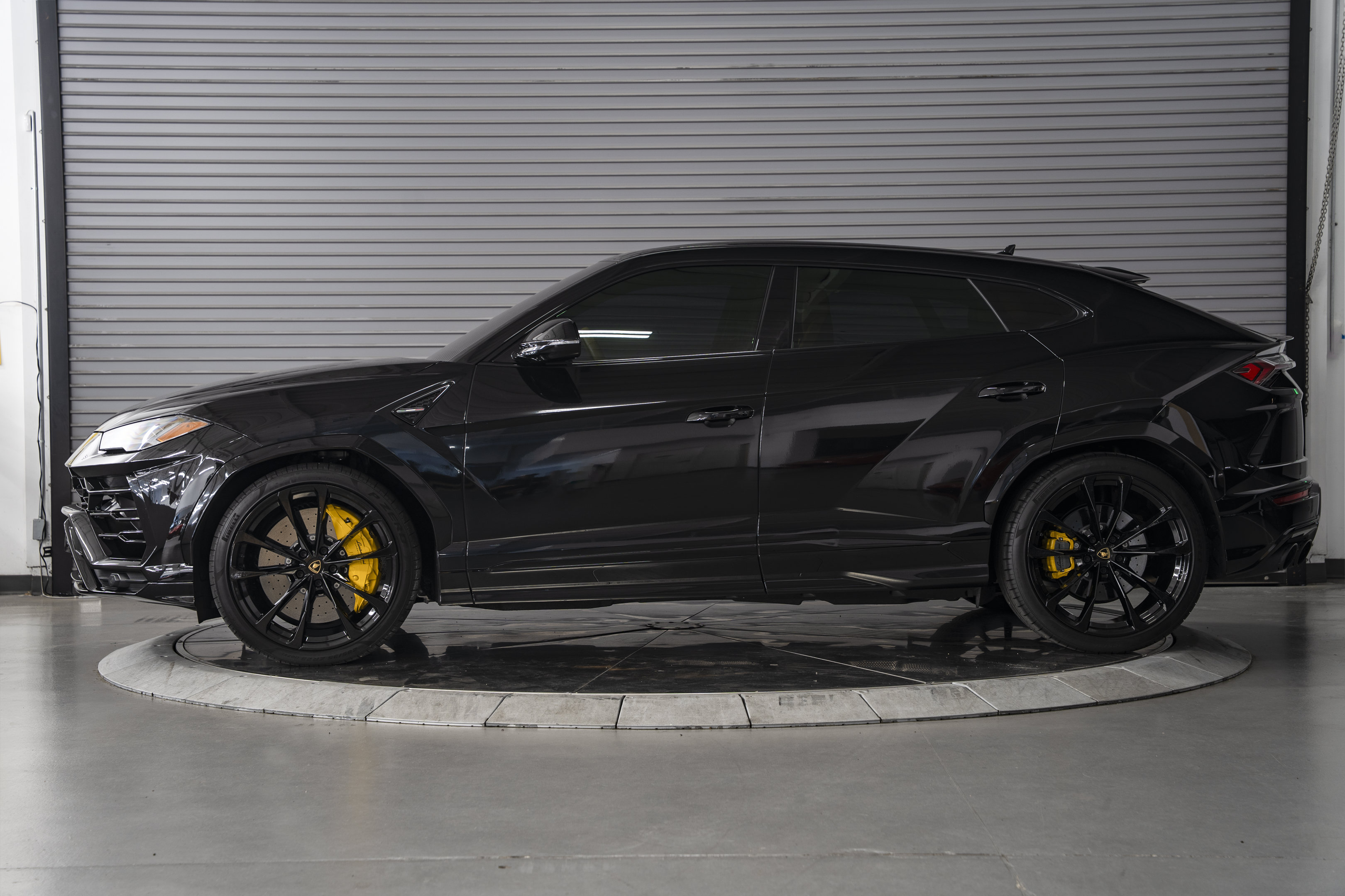 Used 2022 Lamborghini Urus AWD/4WD image 2