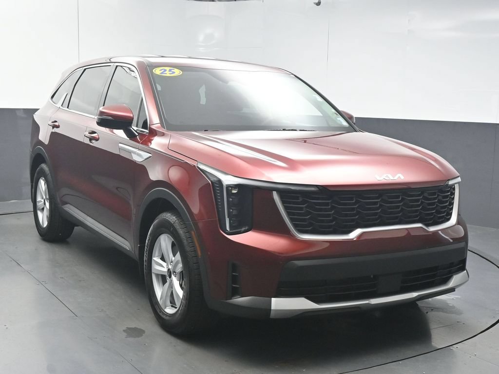 Used 2025 Kia Sorento LX FWD image 2