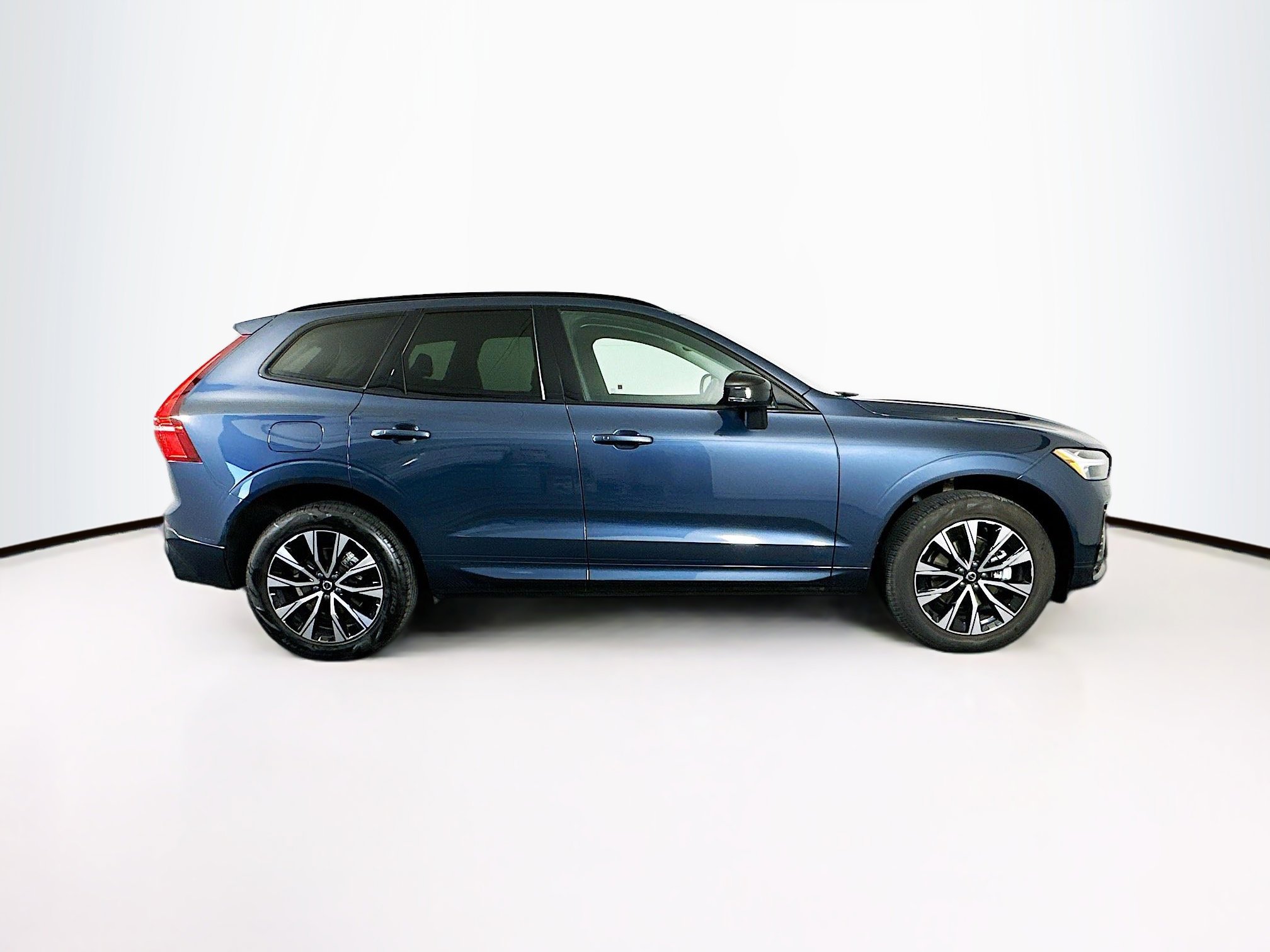 Used 2025 Volvo XC60 B5 Core image 10