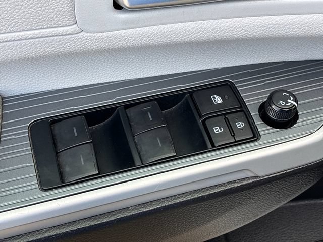 Used 2025 Toyota Sienna XLE FWD image 13