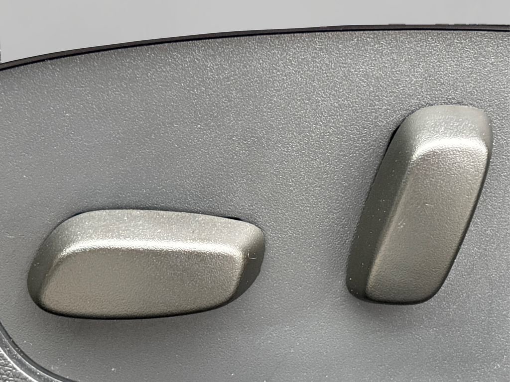 Used 2025 Chevrolet Equinox EV LT w/ Convenience Package II image 36