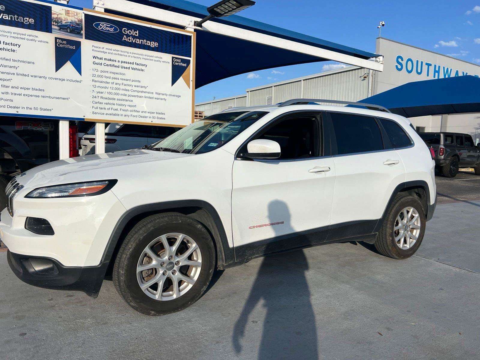 Used 2017 Jeep Cherokee Latitude w/ Safety/Convenience Group FWD image 2