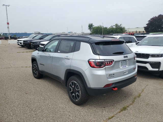 New 2026 Jeep Compass Trailhawk w/ Sun, Sound & Navigation Group AWD/4WD image 2