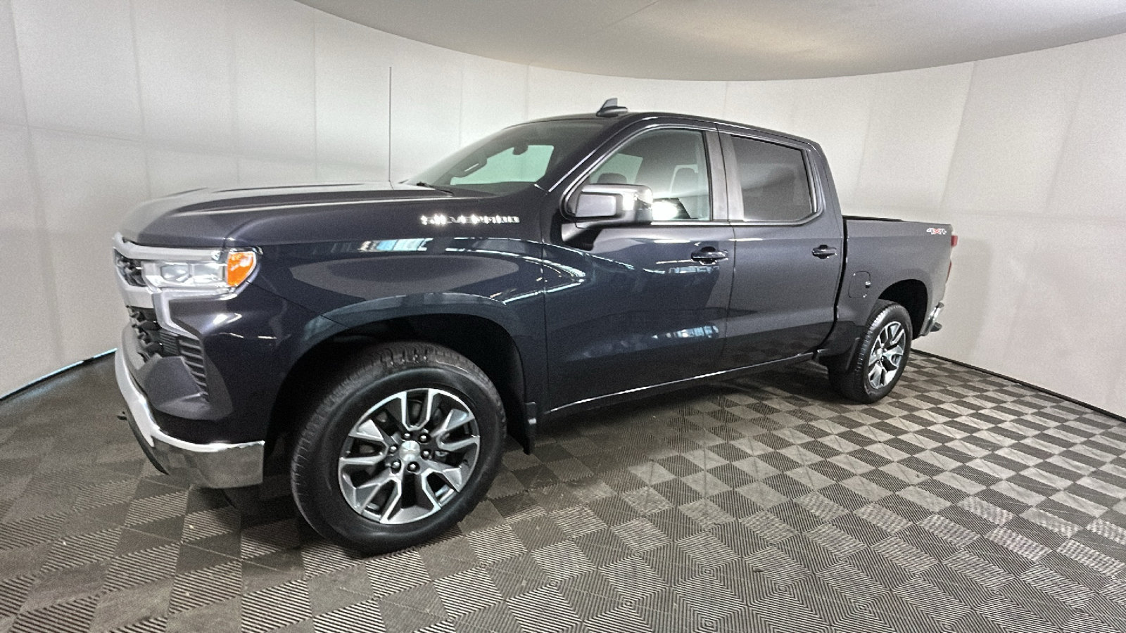 Used 2024 Chevrolet Silverado 1500 LT AWD/4WD image 7