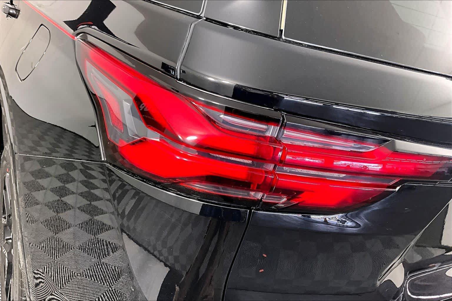 Used 2023 Chevrolet Traverse Premier w/ Redline Edition FWD image 27