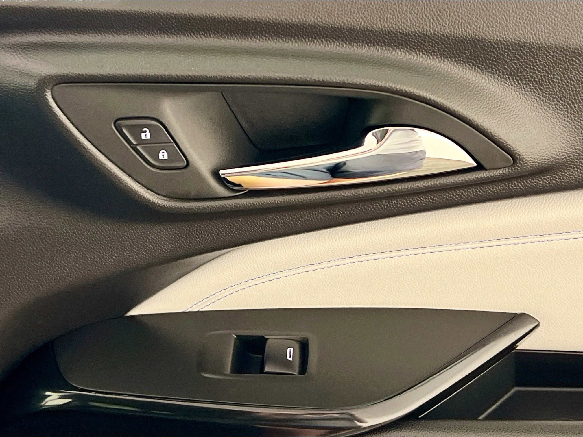 Used 2025 Chevrolet Trax LT image 32