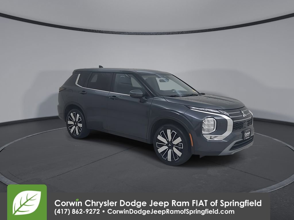 Used 2025 Mitsubishi Outlander SE image 3