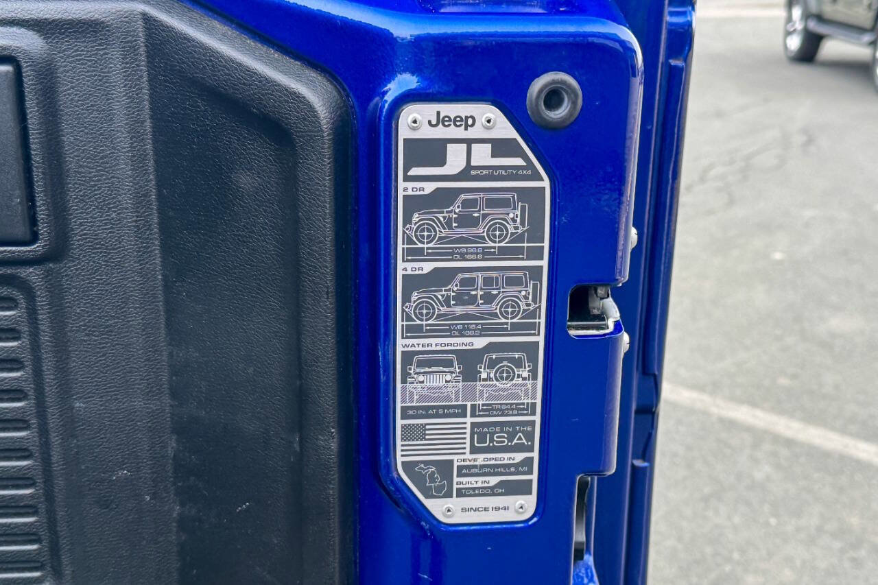 Used 2018 Jeep Wrangler Unlimited Sahara w/ Dual Top Group image 19