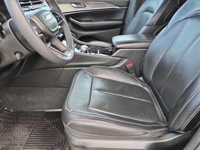 Used 2023 Jeep Grand Cherokee Overland AWD/4WD image 16