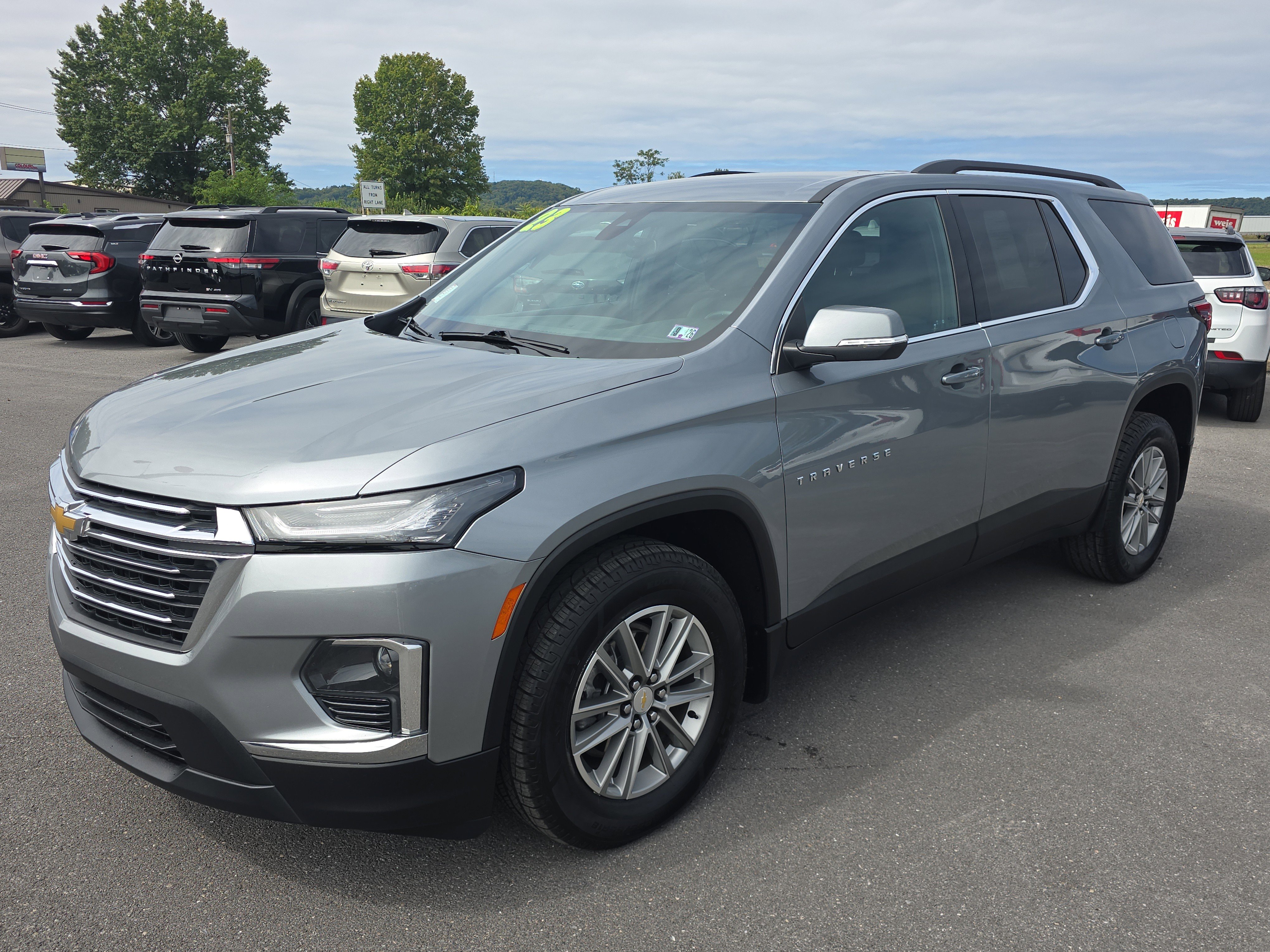 Used 2023 Chevrolet Traverse LT image 7
