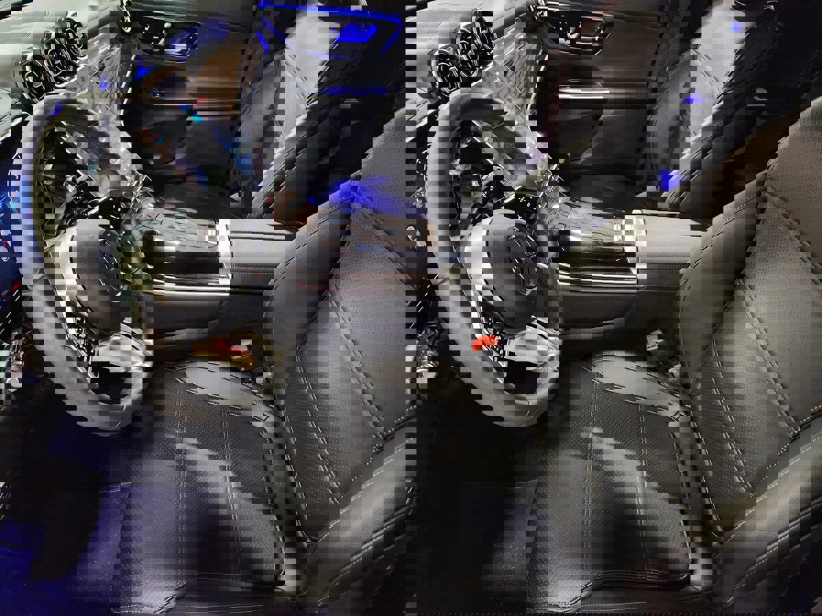 Used 2025 Mercedes-Benz GLC 300 4MATIC image 31