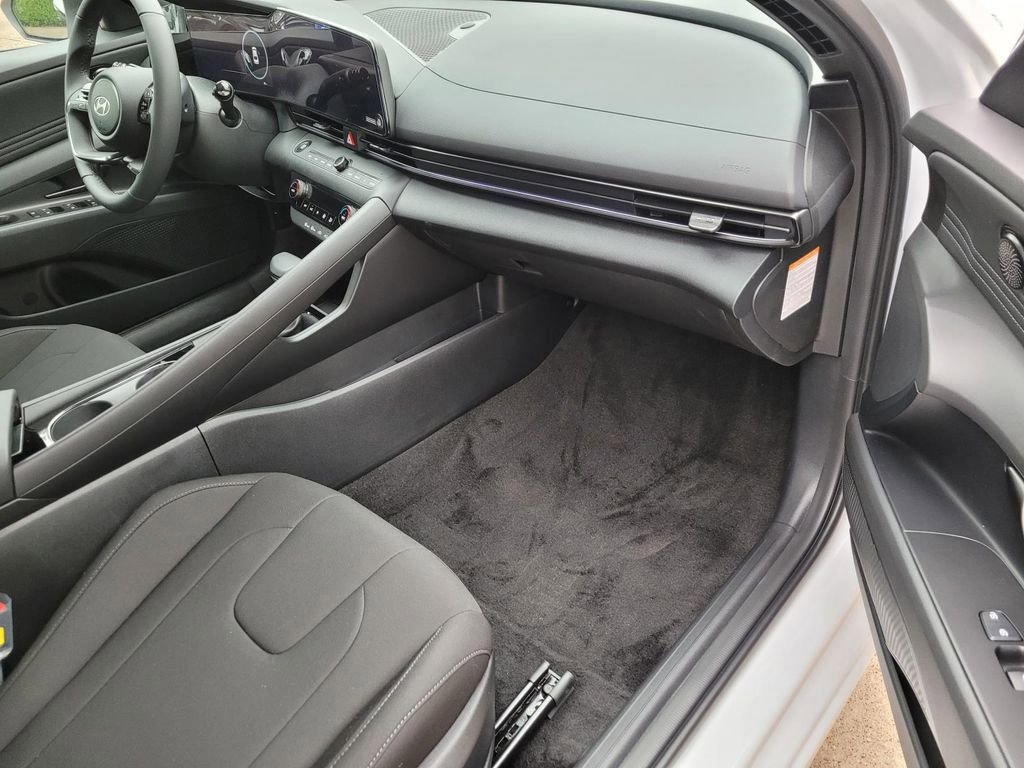 New 2025 Hyundai Elantra SEL FWD image 9