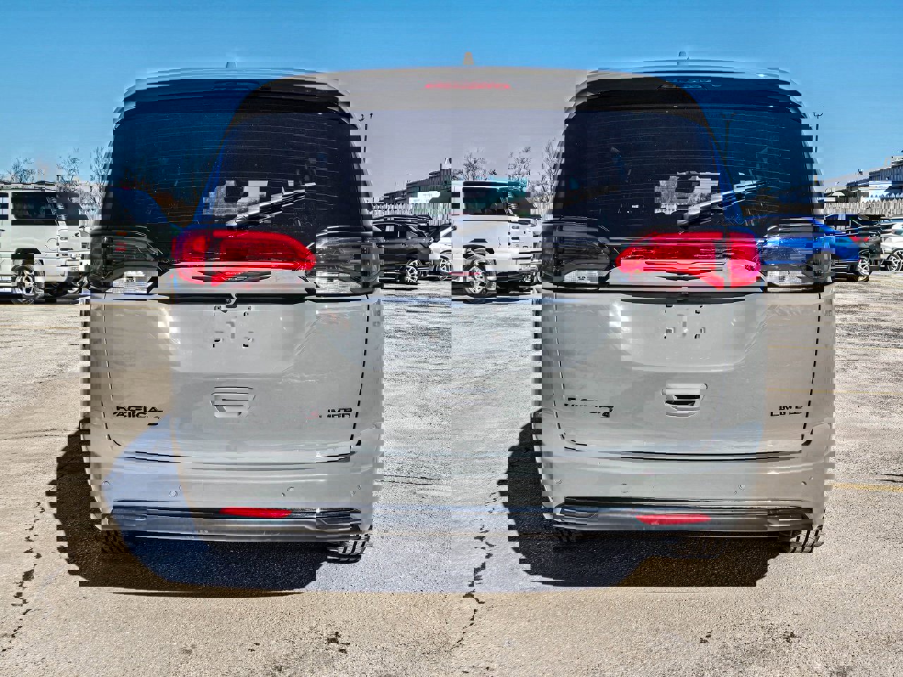 Used 2020 Chrysler Pacifica Limited w/ Quick Order Package 27H Red S image 5