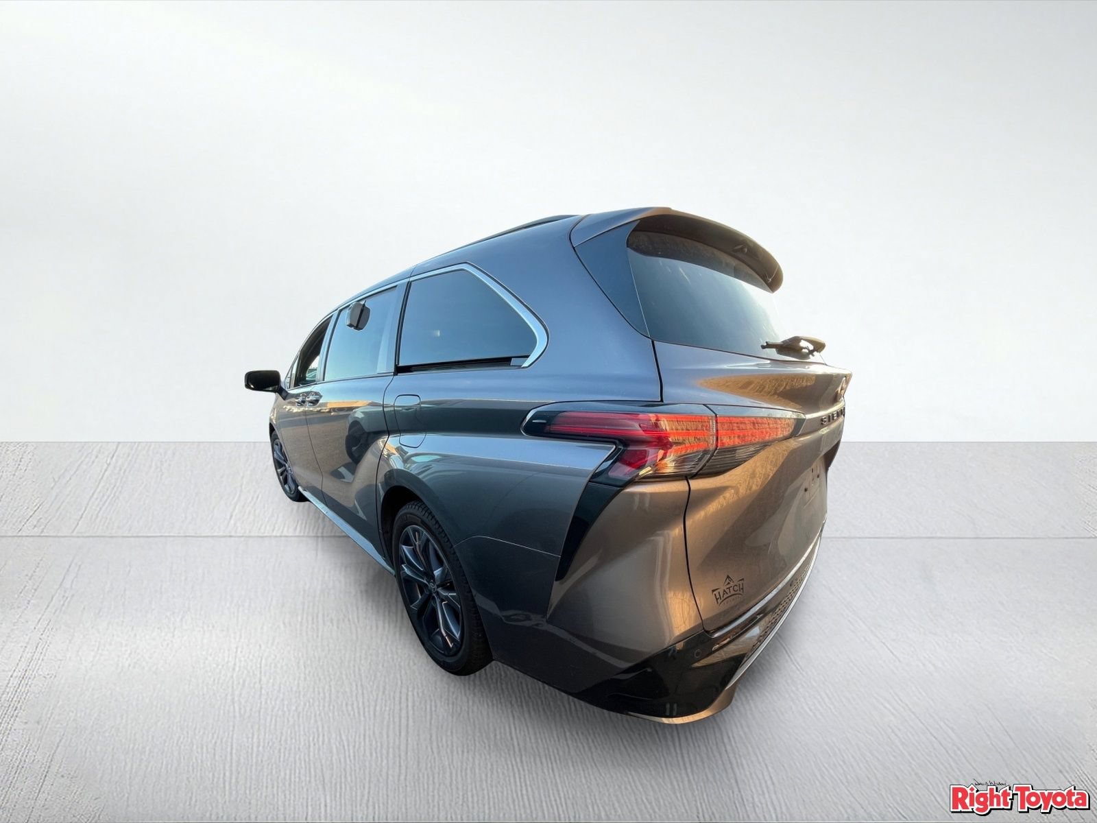 Used 2022 Toyota Sienna XSE w/ XSE Plus Package FWD image 3
