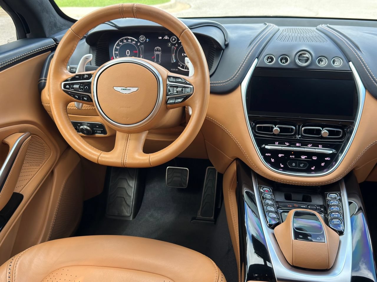 Used 2021 Aston Martin DBX AWD/4WD image 35