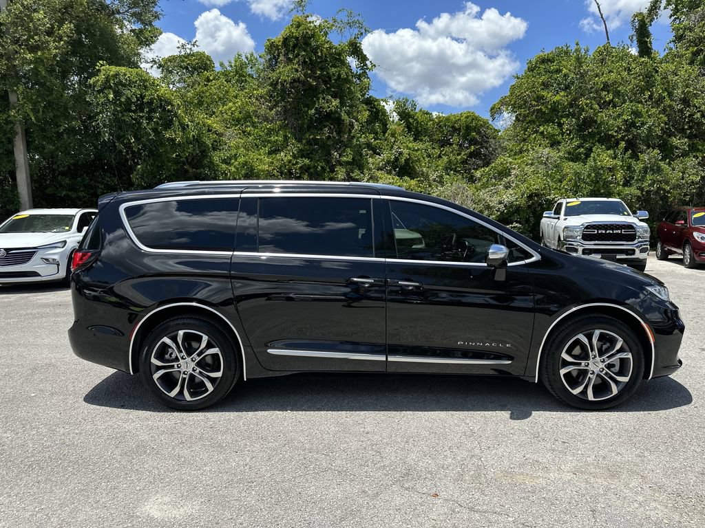 Certified 2024 Chrysler Pacifica Pinnacle w/ Trailer Tow Group AWD/4WD image 8