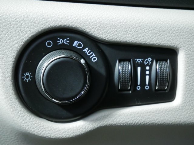 Used 2022 Chrysler Voyager LX FWD image 23