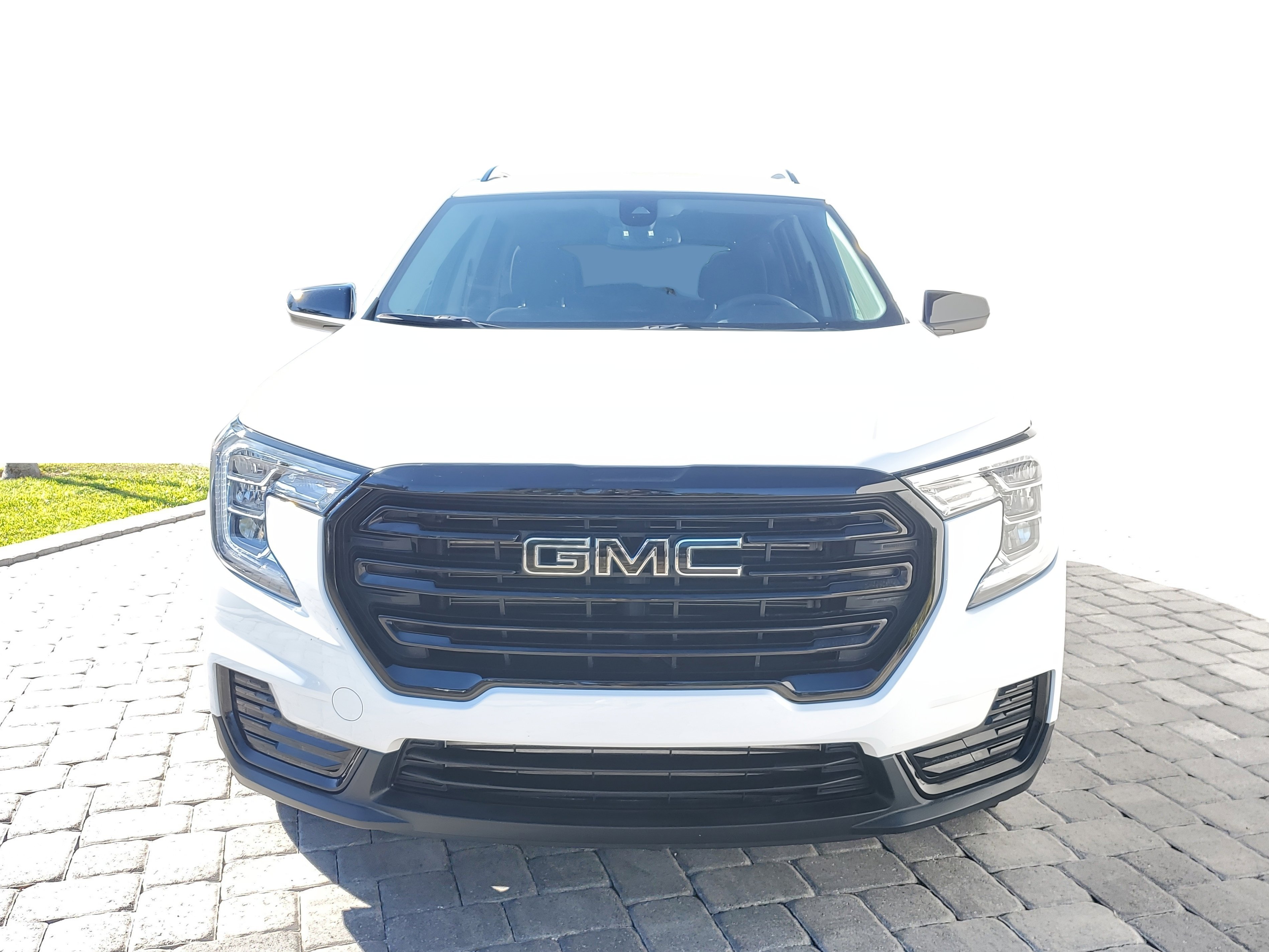 Used 2023 GMC Terrain SLE w/ Driver Convenience Package image 2