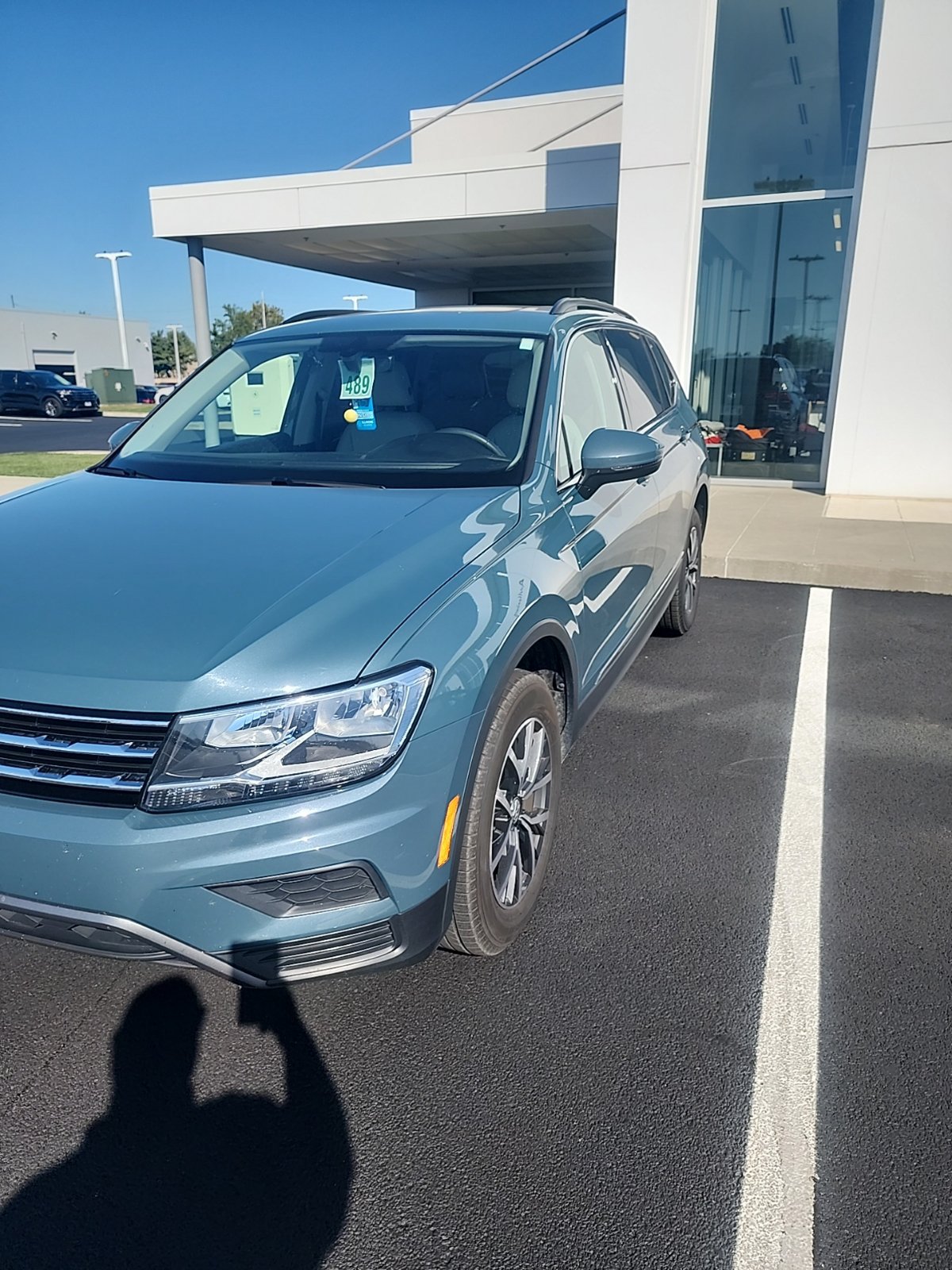 Used 2020 Volkswagen Tiguan SE w/ Panoramic Sunroof Package AWD/4WD image 2